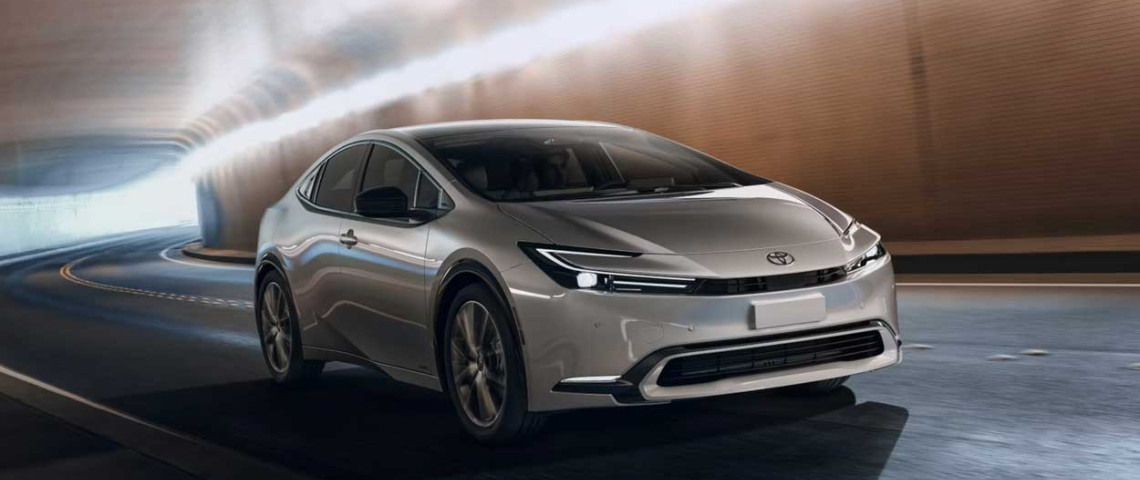 טויוטה פריוס 2025 – הרכב ההיברידי שמוביל את מהפכת התחבורה החסכונית