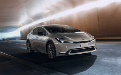 טויוטה פריוס 2025 – הרכב ההיברידי שמוביל את מהפכת התחבורה החסכונית