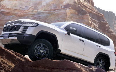 טויוטה לנד קרוזר 300: חושפת את אגדת השטח האולטימטיבית